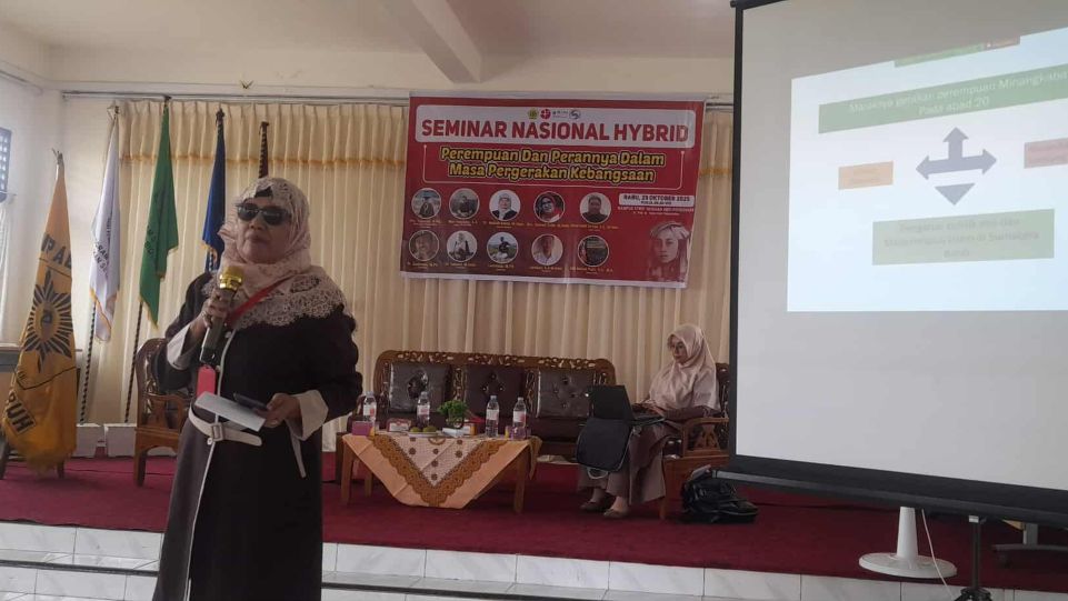 Suasana acara Seminar Nasional Hybrid dengan tema Perempuan dan Perannya dalam Pergerakan Kebangsaan, digelar di Kampus STKIP Yayasan Abdi Pendidikan - Payakumbuh. (Dok. Istimewa)